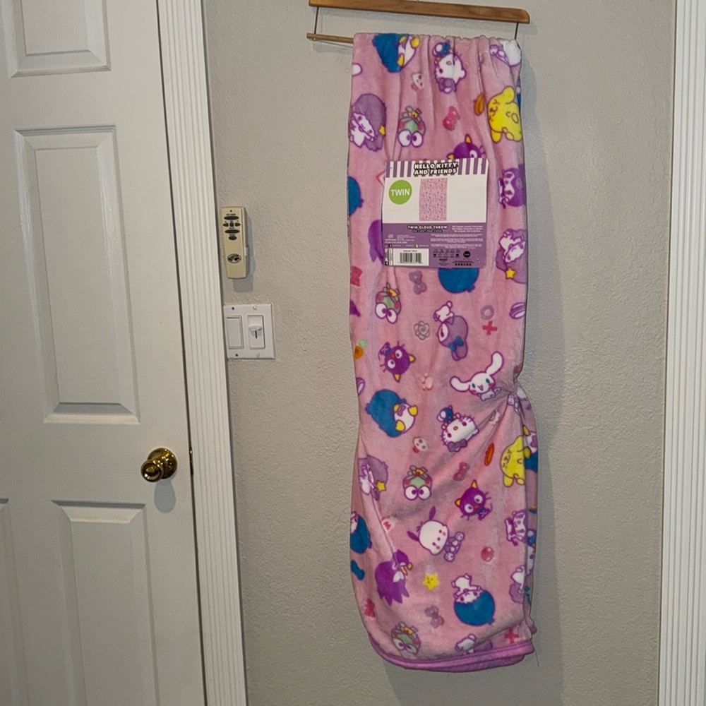 HELLO KITTY TWIN DREAMY DROP THROW 60inX90in
